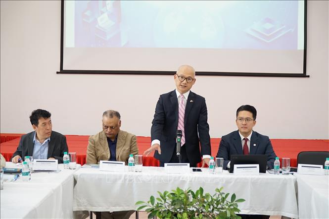 Đại sứ Việt Nam tại Ấn Độ Trịnh Minh Mạnh bày tỏ hy vọng các đối tác Ấn Độ chia sẻ tri thức, kinh nghiệm, chuyên môn và mở ra những cơ hội hợp tác cụ thể với cộng đồng khoa học - công nghệ Việt Nam nói chung và Khu Công nghệ cao Hòa Lạc nói riêng.Ảnh: Vũ Hà - Pv TTXVN tại Ấn Độ