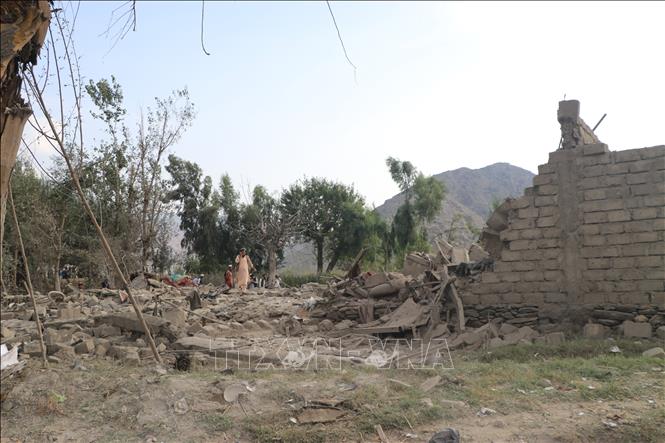 Cảnh đổ nát sau vụ không kích nhằm vào ngôi làng ở huyện Nurgal, tỉnh Kunar, Afghanistan, ngày 21/9/2026. Ảnh: THX/TTXVN phát