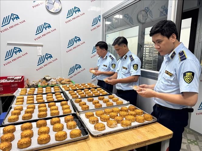 Đoàn kiểm tra phát hiện một số nguyên liệu sử dụng để sản xuất bánh Trung thu gồm bột sư tử, chất tạo xốp Natri hydro carbonat INS 500ii và nước hoa bưởi không có hóa đơn, chứng từ chứng minh nguồn gốc, xuất xứ.  Ảnh: Quốc Lũy - TTXVN