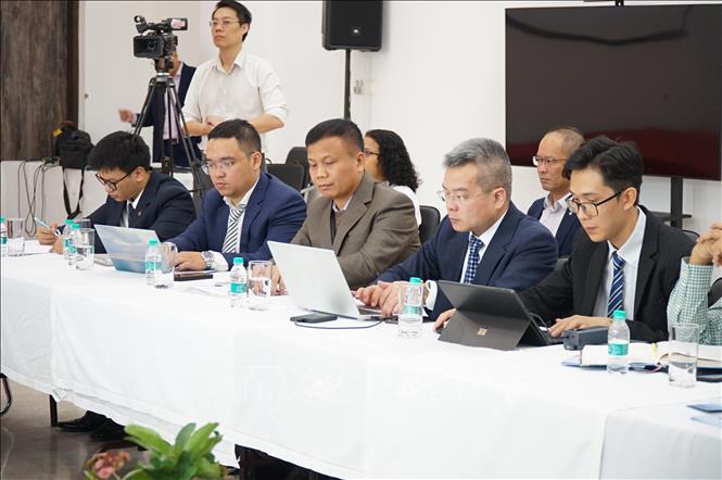 Các thành viên đoàn Ban quản lý các Khu công nghệ cao và Khu công nghiệp thành phố Hà Nội lắng nghe những ý kiến trao đổi của các đối tác Ấn Độ trong việc kết nối và hợp tác trong lĩnh vực công nghệ cao
