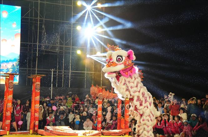 Trình diễn lân sư rồng tại Lễ hội trung thu năm 2026 “Sắc màu Lâm Đồng – Chung một vầng trăng” tối 24/9. Ảnh: Nguyễn Dũng – TTXVN
