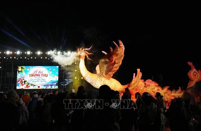 Gần 20 mô hình lồng đèn trung thu khổng lồ được các đơn vị trưng bày, diễu hành tại Lễ hội trung thu năm 2026. Ảnh: Nguyễn Dũng – TTXVN
