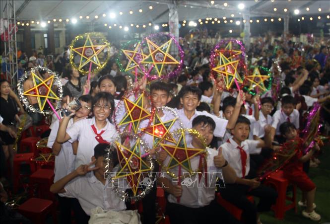 Các em nhỏ đang vui hội Trăng rằm tại chương trình. Trịnh Bang Nhiệm - TTXVN