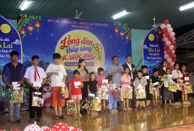 Tỉnh đoàn Gia Lai và Uỷ ban nhân dân phường An Nhơn Đông tặng quà Trung thu cho các em nhỏ vượt khó học giỏi. Trịnh Bang Nhiệm - TTXVN