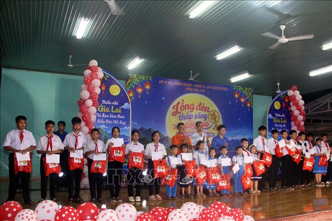 Tỉnh đoàn Gia Lai và Uỷ ban nhân dân phường An Nhơn Đông tặng quà Trung thu cho các em nhỏ vượt khó học giỏi. Trịnh Bang Nhiệm - TTXVN