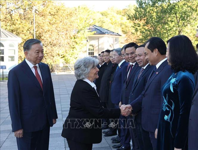 Tổng Bí thư, Chủ tịch nước Tô Lâm giới thiệu thành viên đoàn cấp cao Việt Nam với Toàn quyền Canada Louise Arbour. Ảnh: Thống Nhất – TTXVN