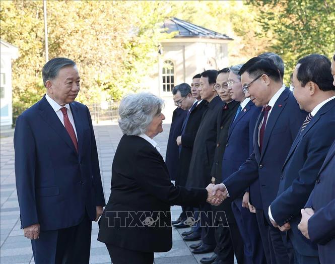 Tổng Bí thư, Chủ tịch nước Tô Lâm giới thiệu thành viên đoàn cấp cao Việt Nam với Toàn quyền Canada Louise Arbour. Ảnh: Thống Nhất – TTXVN