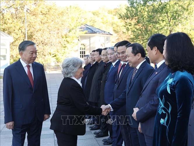 Tổng Bí thư, Chủ tịch nước Tô Lâm giới thiệu thành viên đoàn cấp cao Việt Nam với Toàn quyền Canada Louise Arbour. Ảnh: Thống Nhất – TTXVN