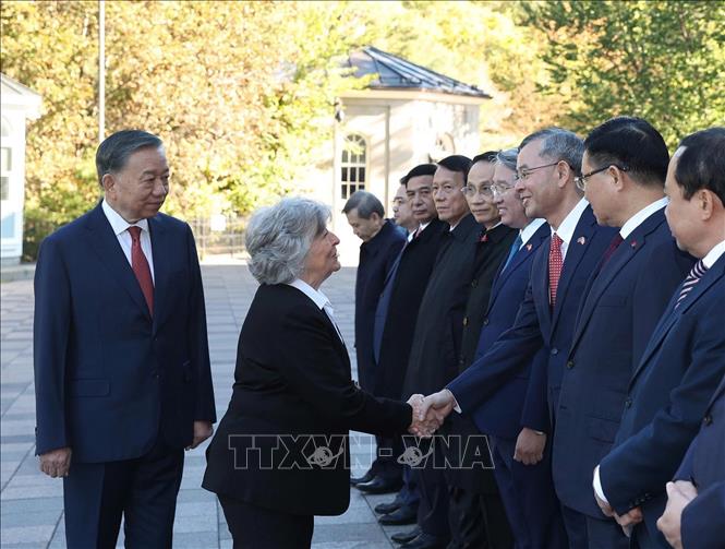 Tổng Bí thư, Chủ tịch nước Tô Lâm giới thiệu thành viên đoàn cấp cao Việt Nam với Toàn quyền Canada Louise Arbour. Ảnh: Thống Nhất – TTXVN