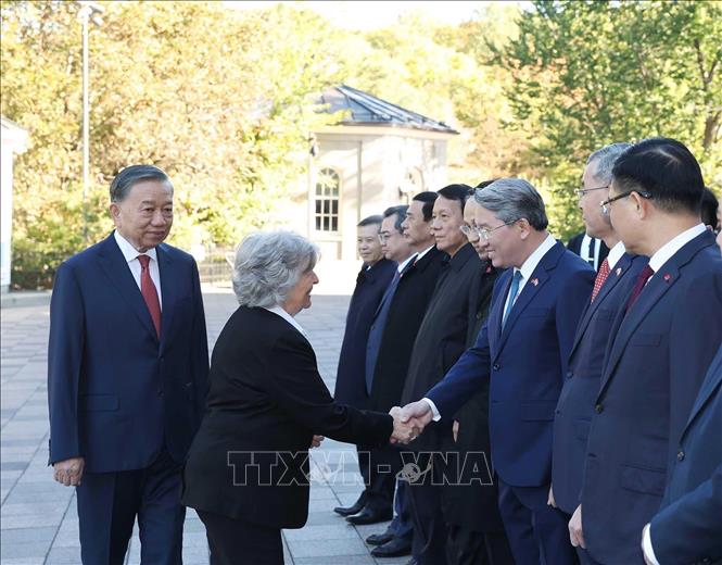 Tổng Bí thư, Chủ tịch nước Tô Lâm giới thiệu thành viên đoàn cấp cao Việt Nam với Toàn quyền Canada Louise Arbour. Ảnh: Thống Nhất – TTXVN