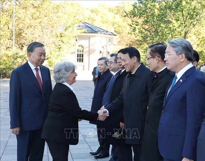 Tổng Bí thư, Chủ tịch nước Tô Lâm giới thiệu thành viên đoàn cấp cao Việt Nam với Toàn quyền Canada Louise Arbour. Ảnh: Thống Nhất – TTXVN