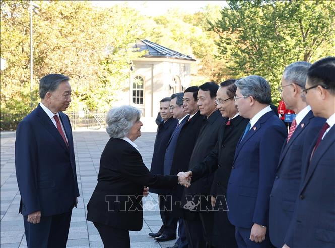 Tổng Bí thư, Chủ tịch nước Tô Lâm giới thiệu thành viên đoàn cấp cao Việt Nam với Toàn quyền Canada Louise Arbour. Ảnh: Thống Nhất – TTXVN