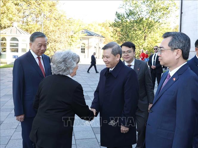 Tổng Bí thư, Chủ tịch nước Tô Lâm giới thiệu thành viên đoàn cấp cao Việt Nam với Toàn quyền Canada Louise Arbour. Ảnh: Thống Nhất – TTXVN