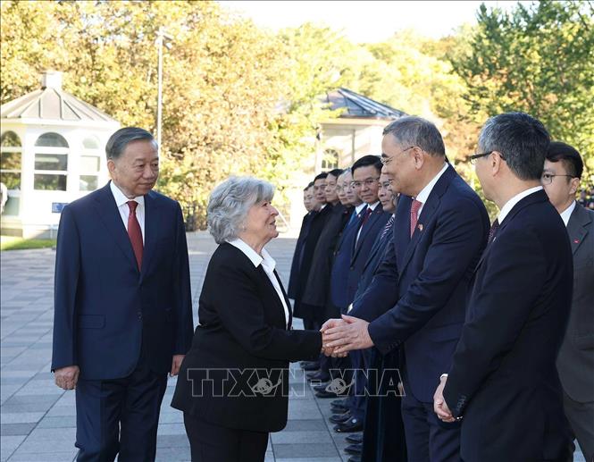 Tổng Bí thư, Chủ tịch nước Tô Lâm giới thiệu thành viên đoàn cấp cao Việt Nam với Toàn quyền Canada Louise Arbour. Ảnh: Thống Nhất – TTXVN