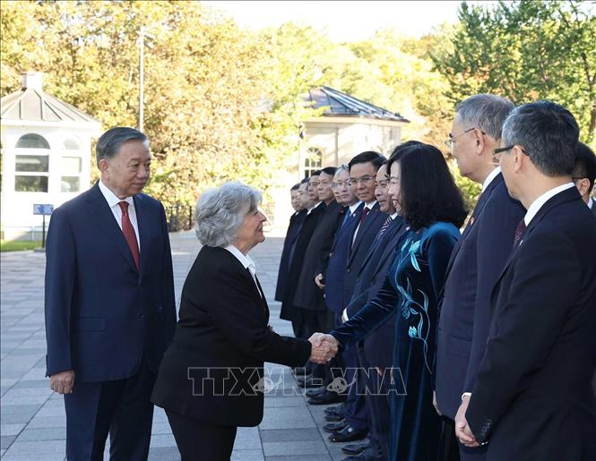 Tổng Bí thư, Chủ tịch nước Tô Lâm giới thiệu thành viên đoàn cấp cao Việt Nam với Toàn quyền Canada Louise Arbour. Ảnh: Thống Nhất – TTXVN