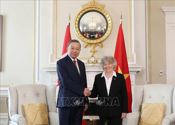 Tổng Bí thư, Chủ tịch nước Tô Lâm và Toàn quyền Canada Louise Arbour chụp ảnh chung. Ảnh: Thống Nhất – TTXVN

