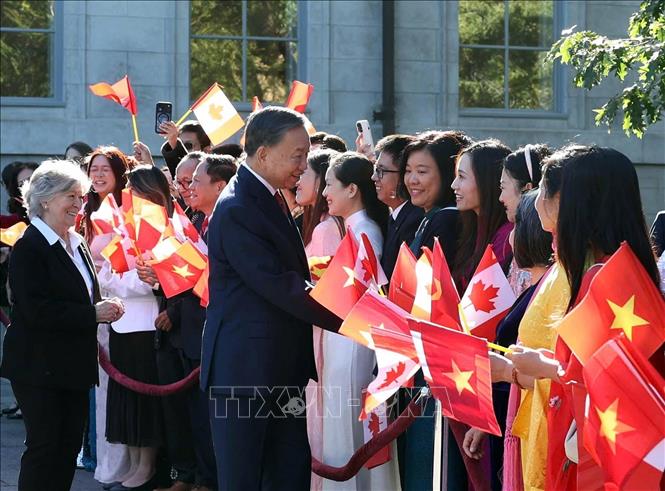 Tổng Bí thư, Chủ tịch nước Tô Lâm và Toàn quyền Canada Louise Arbour với cộng đồng người Việt Nam tại Canada dự Lễ đón. Ảnh: Thống Nhất – TTXVN