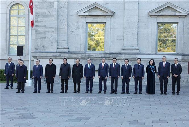 Thành viên đoàn cấp cao Việt Nam tại Lễ đón chính thức. Ảnh: Thống Nhất – TTXVN
