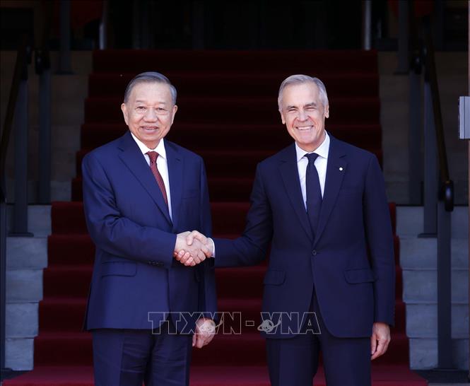 Tổng Bí thư, Chủ tịch nước Tô Lâm và Thủ tướng Canada Mark Carney chụp ảnh chung. Ảnh: Thống Nhất – TTXVN