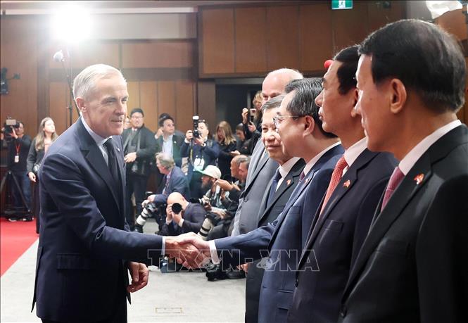 Thủ tướng Canada Mark Carney với các thành viên Đoàn đại biểu cấp cao Việt Nam. Ảnh: Thống Nhất – TTXVN