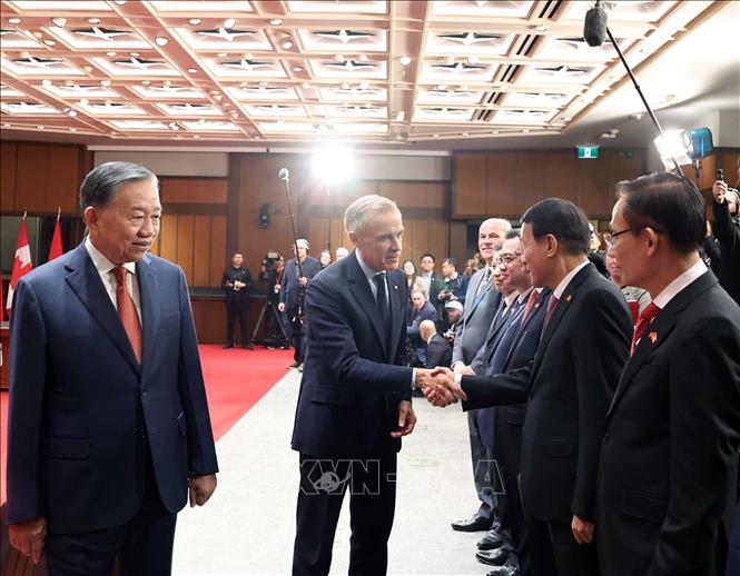 Thủ tướng Canada Mark Carney với các thành viên Đoàn đại biểu cấp cao Việt Nam. Ảnh: Thống Nhất – TTXVN