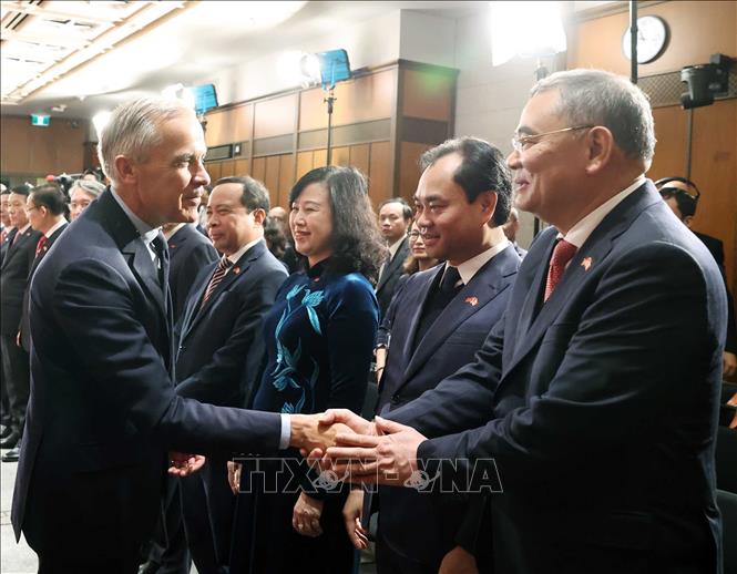 Thủ tướng Canada Mark Carney với các thành viên Đoàn đại biểu cấp cao Việt Nam. Ảnh: Thống Nhất – TTXVN