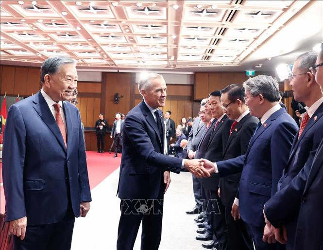 Thủ tướng Canada Mark Carney với các thành viên Đoàn đại biểu cấp cao Việt Nam. Ảnh: Thống Nhất – TTXVN