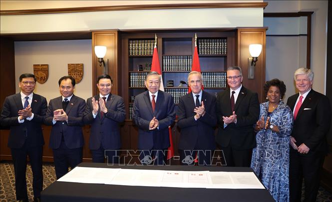 Tổng Bí thư, Chủ tịch nước Tô Lâm và Thủ tướng Canada Mark Carney chứng kiến các văn kiện hợp tác giữa 2 nước đã được ký kết. Ảnh: Thống Nhất – TTXVN