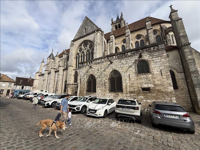 Nhà thờ Notre-Dame de la Nativité, một trong những công trình kiến trúc cổ nổi bật của Moret-sur-Loing, tỉnh Seine-et-Marne. Ảnh: Hữu Chiến - PV TTXVN tại Pháp