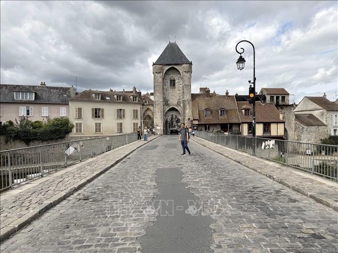 Cổng thành cổ Porte de Bourgogne nhìn từ cây cầu bắc qua sông Loing, dấu ấn kiến trúc thời Trung cổ của Moret-sur-Loing, tỉnh Seine-et-Marne. Ảnh: Hữu Chiến - PV TTXVN tại Pháp