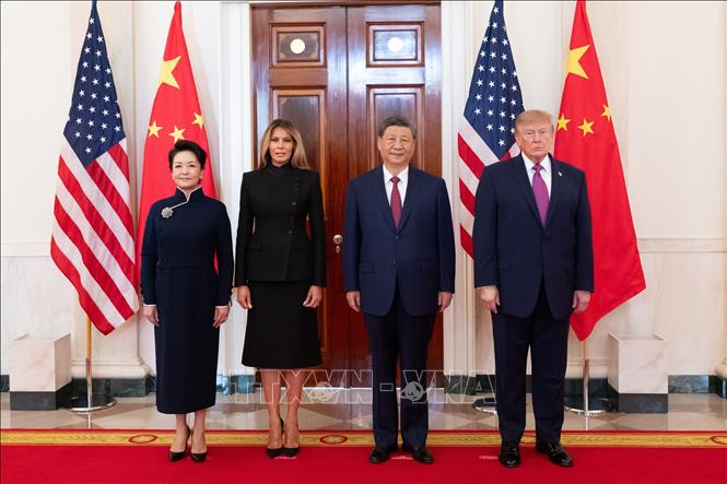 Chủ tịch Trung Quốc Tập Cận Bình (thứ 2, phải) và phu nhân Bành Lệ Viên (trái) chụp ảnh chung với Tổng thống Mỹ Donald Trump (phải) và phu nhân Melania Trump trong lễ đón tại Nhà Trắng ở Washington, D.C., ngày 24/9/2026. Ảnh: THX/TTXVN phát