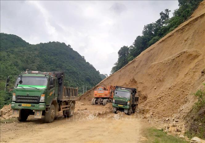 Phương tiện được huy động để khẩn trương khắc phục sạt lở trên tuyến tỉnh lộ 543C. Ảnh: Văn Tý - TTXVN 