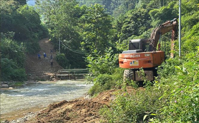 Chính quyền xã Yên Na (Nghệ An) mở đường tạm phá thế cô lập hai bản Huồi Pai và Chà Lúm. Ảnh: Văn Tý - TTXVN