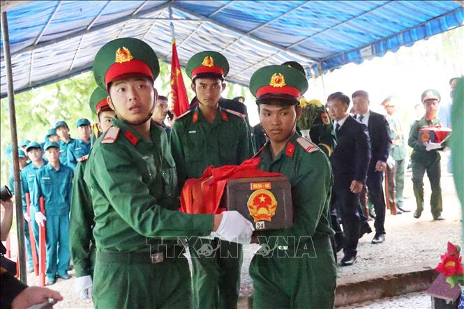 Lễ an táng 45 hài cốt liệt sĩ tại nghĩa trang liệt sĩ Hòn Dung. Ảnh: Đặng Tuấn - TTXVN
