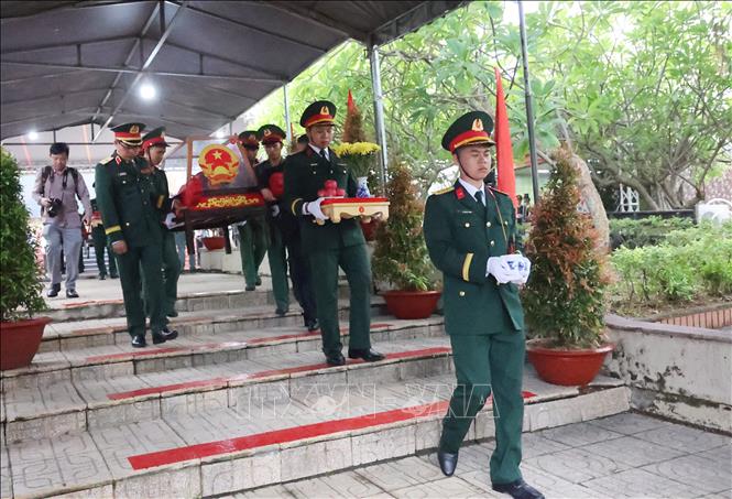 Lễ an táng 45 hài cốt liệt sĩ tại nghĩa trang liệt sĩ Hòn Dung. Ảnh: Đặng Tuấn - TTXVN