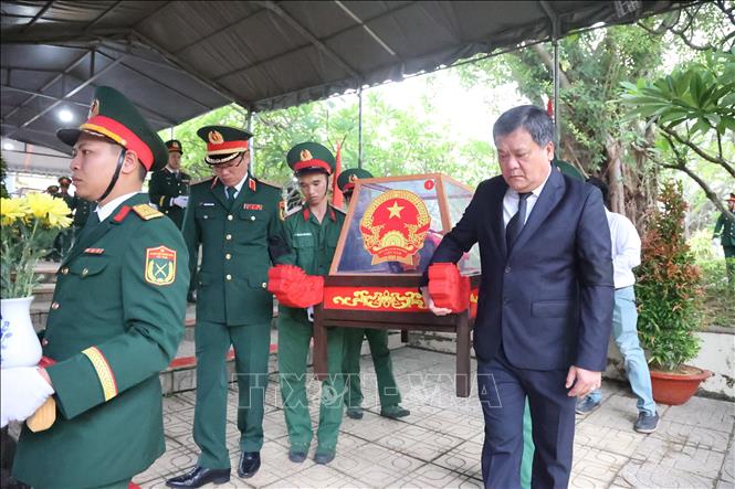 Ông Trần Phong, Ủy viên Ban Chấp hành Trung ương Đảng, Bí thư Tỉnh ủy Khánh Hòa, đưa hài cốt liệt sĩ đến nơi an táng. Ảnh: Đặng Tuấn - TTXVN