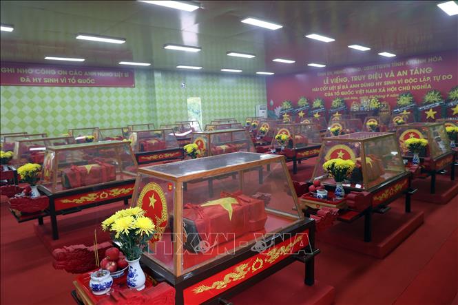 Lễ truy điệu, an táng 45 hài cốt liệt sĩ tại nghĩa trang liệt sĩ Hòn Dung. Ảnh: Đặng Tuấn -TTXVN