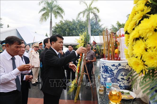 Các đại biểu dâng hương tưởng nhớ các Anh hùng liệt sĩ. Ảnh: Đặng Tuấn -TTXVN 