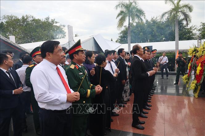 Các đại biểu thắp hương tri ân các Anh hùng liệt sĩ. Ảnh: Đặng Tuấn -TTXVN 
