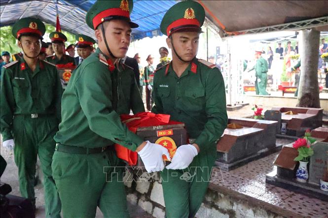 Lễ an táng 45 hài cốt liệt sĩ tại nghĩa trang liệt sĩ Hòn Dung. Ảnh: Đặng Tuấn - TTXVN