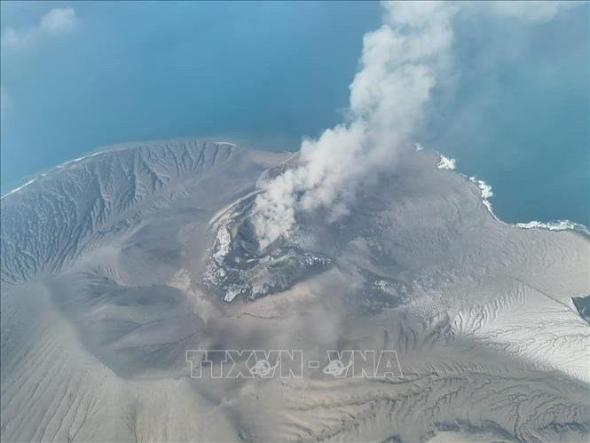 Tro bụi phun lên từ núi lửa Anak Krakatau ở tỉnh Lampung, Indonesia ngày 6/9/2026. Ảnh: THX/TTXVN phát