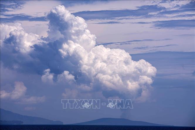 Tro bụi phun lên từ núi lửa Anak Krakatau ở tỉnh Lampung, Indonesia. Ảnh: THX/TTXVN phát