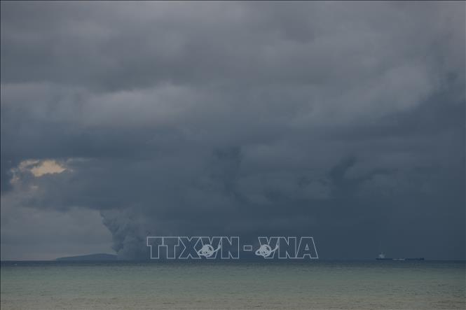 Núi lửa Anak Krakatau nhìn từ bãi biển Anyer ở tỉnh Banten, Indonesia. Ảnh: THX/TTXVN phát