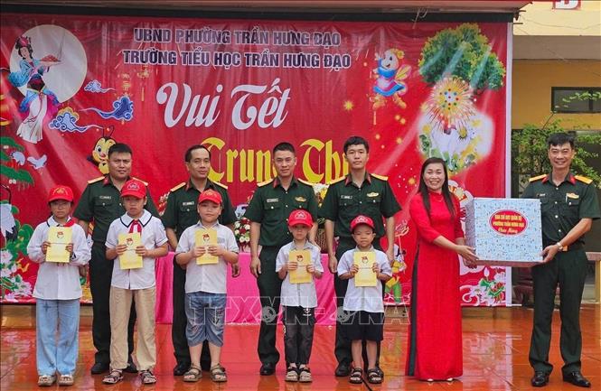 Ban Chỉ huy Quân sự phường Trần Hưng Đạo (Hưng Yên) trao quà nhân dịp Trung thu 2026 cho trường Tiểu học Trần Hưng Đạo. Ảnh: Thu Hoài - TTXVN
