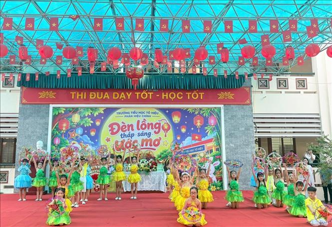 Các hoạt động Tết Trung thu tại trường học giúp học sinh hiểu thêm về ý nghĩa của Tết Trung thu, Tết đoàn viên. Ảnh: Thu Hoài - TTXVN