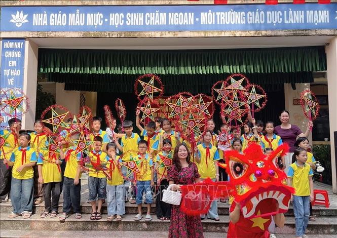 Học sinh trường Tiểu học Nam Đông Hưng (xã Nam Đông Hưng, tỉnh Hưng Yên) vui Tết Trung thu. Ảnh: Thu Hoài - TTXVN