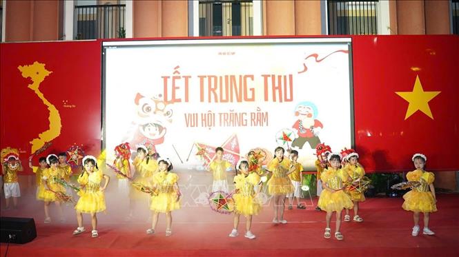 Các hoạt động vui Tết Trung thu được tổ chức tại trường học nhằm nâng cao nhận thức, trách nhiệm của gia đình và nhà trường đối với công tác bảo vệ, chăm sóc, giáo dục trẻ. Ảnh: Thu Hoài - TTXVN