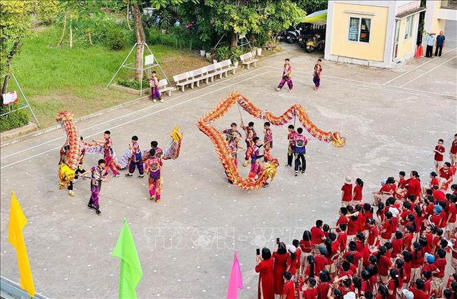 Múa rồng tại trường Tiểu học Trần Hưng Đạo (phường Trần Hưng Đạo, tỉnh Hưng Yên). Ảnh: Thu Hoài - TTXVN
