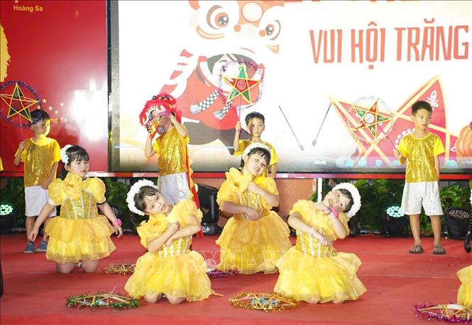 Học sinh trường Liên cấp Marie Curie Thái Bình hát múa 