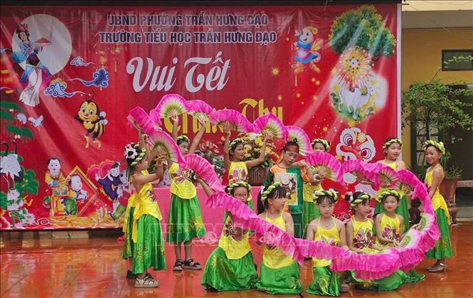 Trường Tiểu học Trần Hưng Đạo tổ chức các hoạt động vui Tết Trung thu cho học sinh. Ảnh: Thu Hoài - TTXVN